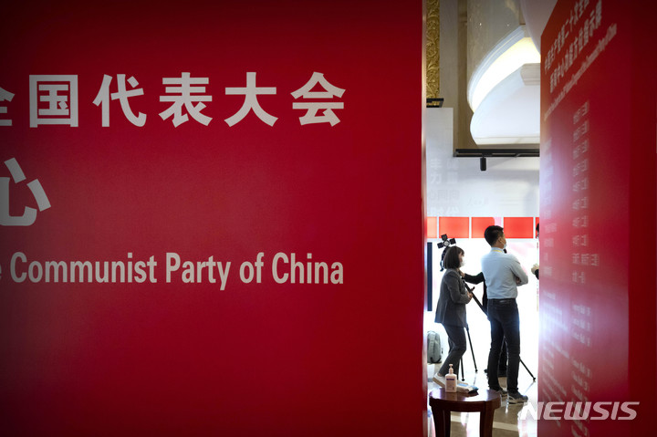 [베이징=AP/뉴시스] 14일 중국 베이징의 제20차 중국 공산당 전국인민대표대회(당 대회) 취재진이 머무는 호텔 로비에 기자로 보이는 사람들이 모여 있다. 시진핑 중국 국가주석은 오는 16일 개막하는 당 대회에서 '3연임'을 공식화할 것으로 보인다. 2022.10.14.