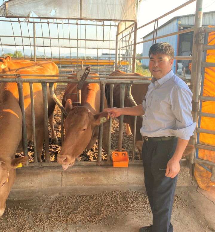 [무안=뉴시스] '제25회 전국 한우능력 평가대회'에서 우수상을 수상한 영암 푸른농장 서승민 농가. (사진=전남도 제공) 2022.10.15. photo@newsis.com *재판매 및 DB 금지