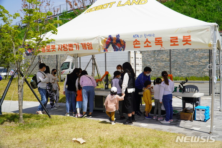 [창원=뉴시스] 경남 마산로봇랜드 손소독 로봇 체험 부스.(사진=마산로봇랜드 테마파크 제공)