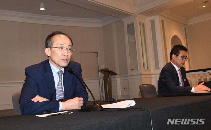 [워싱턴=뉴시스] 추경호 경제부총리 겸 기획재정부장관이 14일(현지시간) 미국 워싱턴DC 메이플라워 호텔에서 기자간담회를 진행하고 있다. 2022.10.14. photo@newsis.com (사진=기재부 제공)