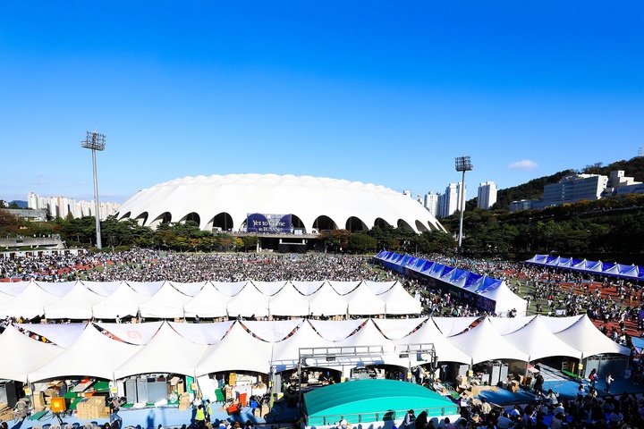 [부산=뉴시스] 방탄소년단이 '2030부산세계박람회(엑스포)' 유치 기원 콘서트 '옛 투 컴 인 부산'을 펼치는 부산 연제구 아시아드 주경기장 외관. 2022.10.15. (사진 = 하이브 제공) photo@newsis.com*재판매 및 DB 금지 *재판매 및 DB 금지