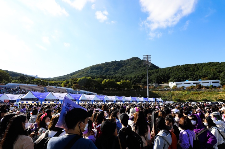 [부산=뉴시스] 방탄소년단이 '2030부산세계박람회(엑스포)' 유치 기원 콘서트 '옛 투 컴 인 부산'을 펼치는 부산 연제구 아시아드 주경기장 외관. 2022.10.15. (사진 = 하이브 제공) photo@newsis.com*재판매 및 DB 금지 *재판매 및 DB 금지