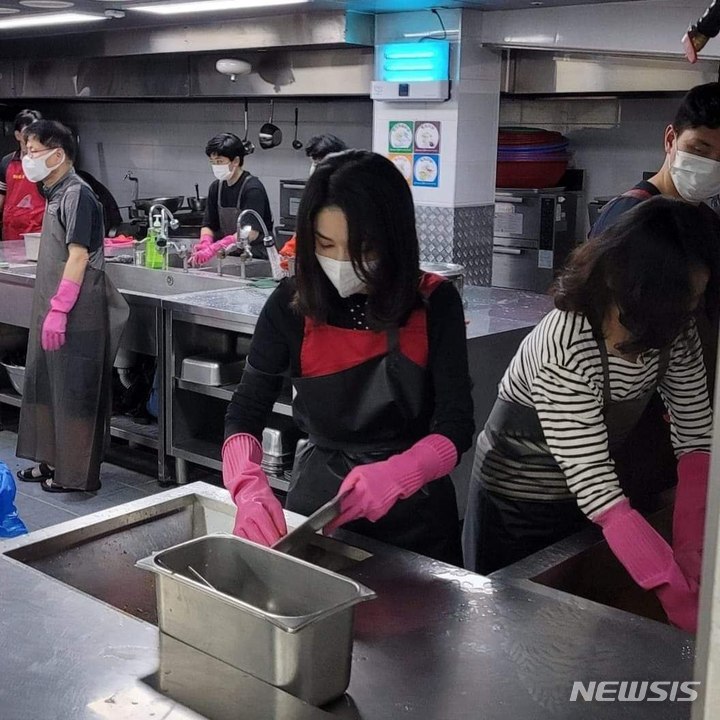 [서울=뉴시스]윤석열 대통령 부인 김건희 여사가 최근 경기도 성남에 있는 가출청소년·노숙인 쉼터인 '안나의 집'을 찾아 설겆이를 돕는 등 봉사를 했다.  이 사실은 안나의집 운영자인 김하종(본명 빈센조 보르도) 신부가 페이스북에 글을 올리면서 지난 15일에 알려졌다. 사진은 김 신부 페이스북 캡처