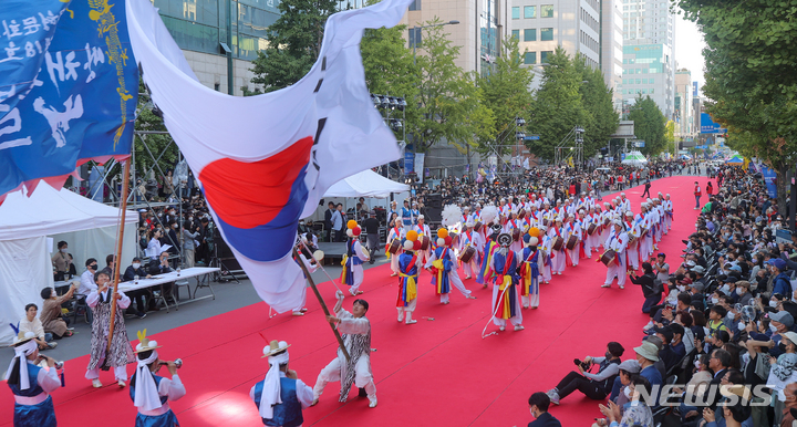 [광주=뉴시스] 이영주 기자 = 15일 오후 광주 동구 충장로에서 제19회 추억의 광주충장 월드페스티벌 거리 퍼레이드가 열리고 있다. 2022.10.15. leeyj2578@newsis.com