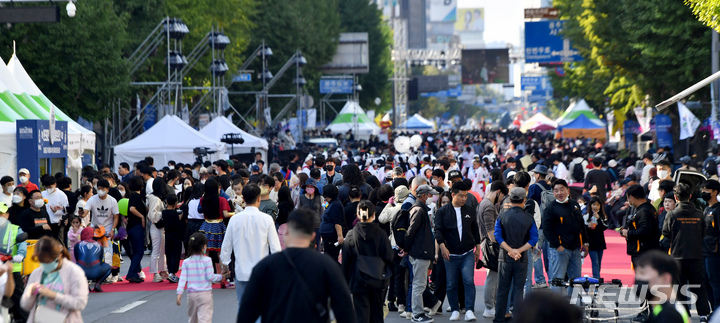 [광주=뉴시스] 제19회 추억의 광주충장 월드페스티벌이 열린 지난 10월15일 오후 광주 동구 충장로가 인파로 붐비고 있다. 2022.10.15. leeyj2578@newsis.com