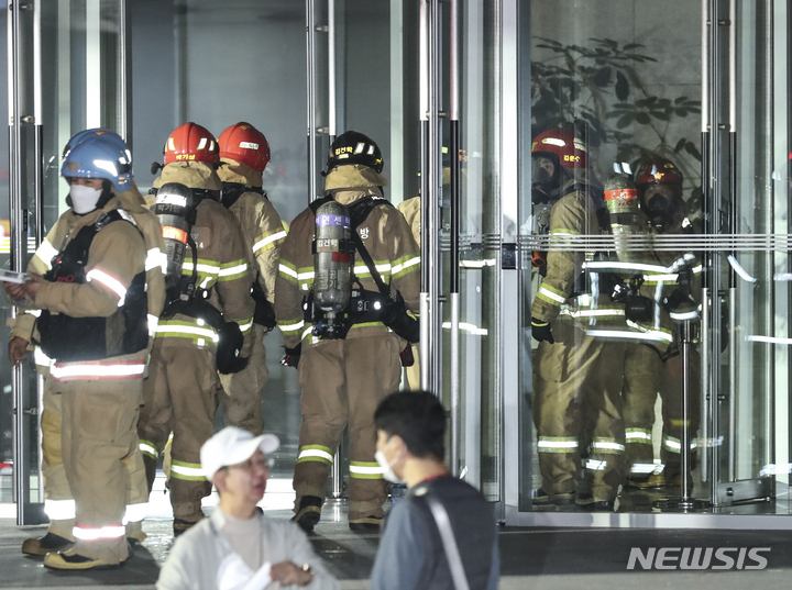 [성남=뉴시스] 김근수 기자 = 카카오 데이터센터에 화재가 발생한 15일 오후 경기도 성남시 판교 카카오 데이터센터 에서  관계자들이 복구 작업을 위해 건물 안으로 들어가고 있다. 2022.10.15. ks@newsis.com