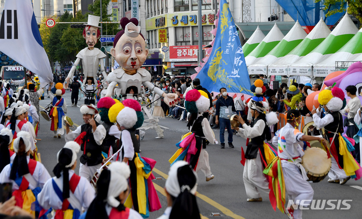 [광주=뉴시스] 이영주 기자 = 제19회 추억의 광주충장 월드페스티벌이 열린 15일 오후 광주 동구 충장로에서 거리 퍼레이드 경연이 펼쳐지고 있다. 2022.10.15. leeyj2578@newsis.com