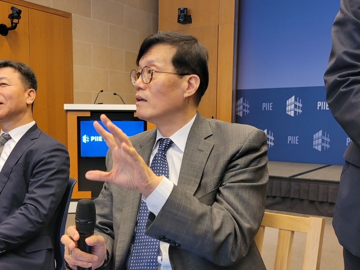 [워싱턴=뉴시스]김난영 특파원 = 이창용 한국은행 총재가 15일(현지시간) 워싱턴특파원 간담회에서 발언하고 있다. imzero@newsis.com 2022.10.15. *재판매 및 DB 금지