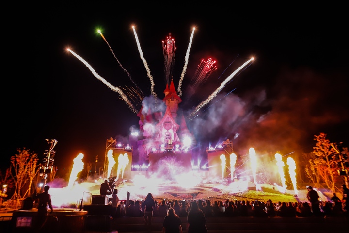 [부산=뉴시스] 15일 오후 BTS콘서트와 함께 기장군 롯데월드 어드벤처 부산에서 방탄소년단(BTS) 인기곡과 불꽃놀이가 어우러진 '애프터파트 멀티미디어쇼' 행사가 진행되고 있다. (사진=롯데월드 어드벤처 부산 제공) 2022.10.16. photo@newsis.com *재판매 및 DB 금지