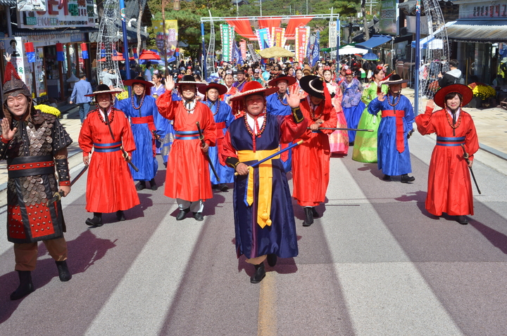 '제17회 순창장류축제' 개막 이틀째인 15일, 순창고추장 임금님 진상행렬 퍼레이드가 진행되는 가운데 최영일 순창군수가 원님으로서 행렬의 선두를 이끌고 있다. *재판매 및 DB 금지