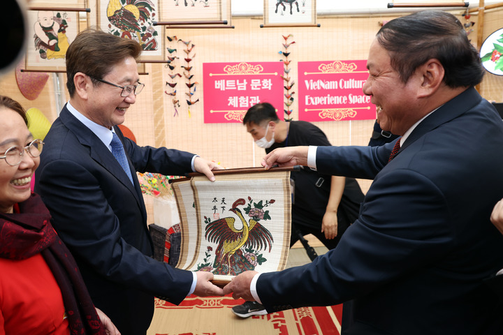 박보균 문화체육관광부 장관이 16일 서울 영등포구 여의도 한강공원 이벤트 광장에서 열린 문화잇지오 행사에서 응우엔 반 훙 베트남 문체부 장관과 함께 베트남 문화 체험관을 둘러보고 있다.(사진=문화체육관광부 제공) photo@newsis.com *재판매 및 DB 금지