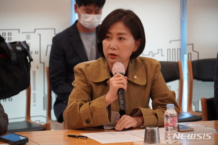 [서울=뉴시스]허은아 국민의힘 의원이 16일 경기 성남시 SK C&C 판교 데이터 센터 현장 점검에서 발언하고 있다. (사진 = 허 의원실 제공) 2022.10.16 photo@newsis.com