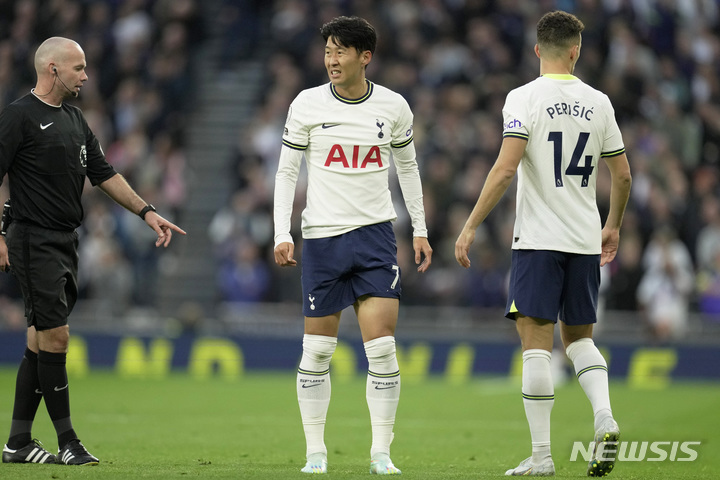 [런던=AP/뉴시스] 토트넘 홋스퍼의 손흥민이 15일(현지시간) 영국 런던의 토트넘 홋스퍼 스타디움에서 열린 2022-23 잉글랜드프리미어리그(EPL) 11라운드 에버턴과 경기하고 있다. 손흥민은 풀타임을 뛰며 공격 포인트는 올리지 못했고 팀은 2-0으로 승리했다. 2022.10.16.