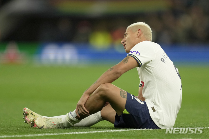 [런던=AP/뉴시스] 토트넘 홋스퍼의 히샬리송이 16일(한국시간) 영국 런던 토트넘 홋스퍼 스타디움에서 열린 에버튼과 2022~23 EPL 홈경기 도중 주저앉아 통증을 호소하고 있다. 2022.10.16.