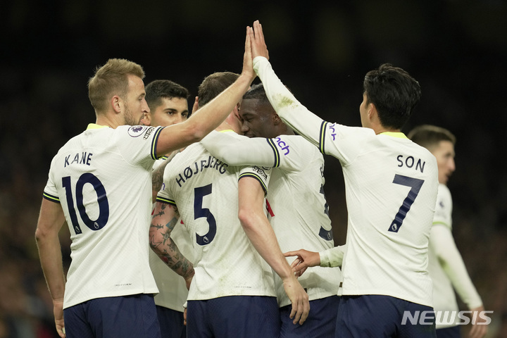 [런던=AP/뉴시스] 토트넘 홋스퍼의 손흥민(오른쪽)이 15일(현지시간) 영국 런던의 토트넘 홋스퍼 스타디움에서 열린 2022-23 잉글랜드프리미어리그(EPL) 11라운드 에버턴과 경기 후반 41분 피에르 에밀 호이비에르(5)의 추가 골을 축하하고 있다. 손흥민은 풀타임을 뛰며 공격 포인트는 올리지 못했고 팀은 2-0으로 승리했다. 2022.10.16.