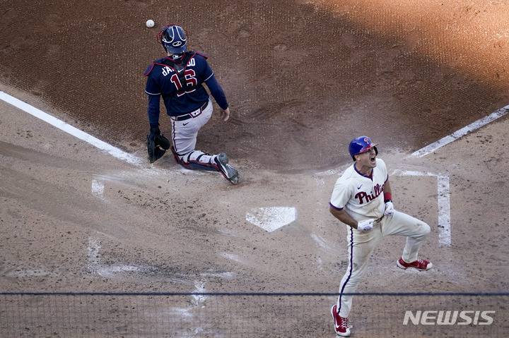 [필라델피아=AP/뉴시스]필라델피아 필리스 J.T. 리얼무토(오른쪽)가 16일(한국시간) 애틀랜타 브레이브스와 내셔널리그 디비전시리즈 4차전에서 3회 인사이드파크 홈런으로 득점한 뒤 기뻐하고 있다. 2022.10.16.