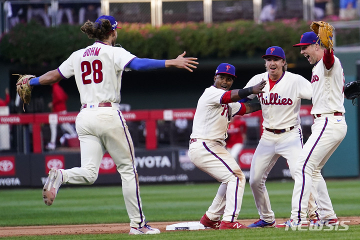 [필라델피아=AP/뉴시스]필라델피아 필리스가 16일(한국시간) 애틀랜타 브레이브스를 내셔널리그 디비전시리즈 4차전에서 꺾고 챔피언십시리즈 진출에 성공했다. 2022.10.16.