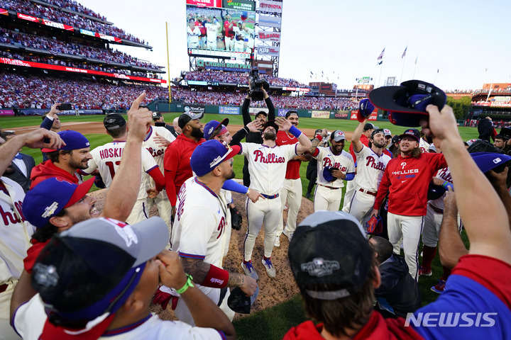 [필라델피아=AP/뉴시스]필라델피아 필리스가 16일(한국시간) 애틀랜타 브레이브스를 내셔널리그 디비전시리즈 4차전에서 꺾고 챔피언십시리즈 진출에 성공한 뒤 기뻐하고 있다. 2022.10.16.