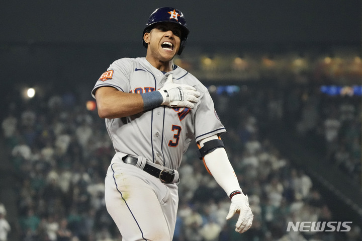 [시애틀=AP/뉴시스] 휴스턴 애스트로스의 제레미 페냐가 16일(한국시간) 미국 워싱턴주 시애틀의 T모바일 파크에서 열린 시애틀 매리너스와 2022 MLB 아메리칸리그 디비전 시리즈 3차전에서 연장 18회 초 결승 솔로 홈런을 친 뒤 포효하고 있다. 2022.10.16.