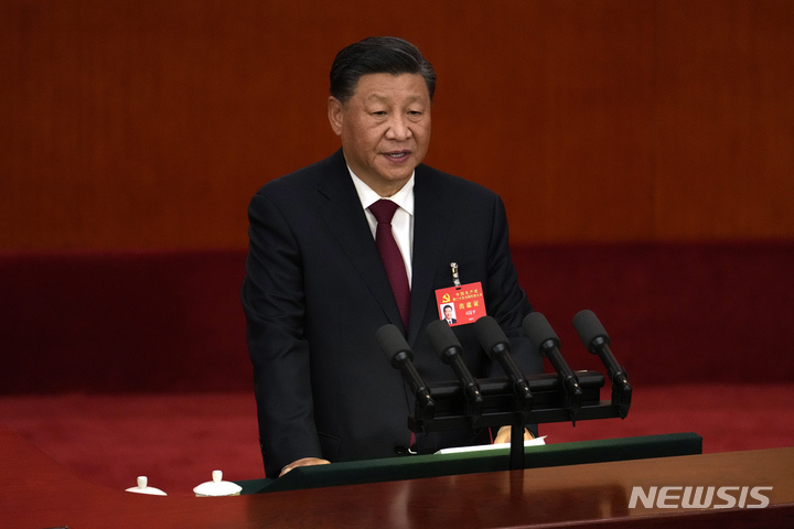 [베이징=AP/뉴시스] 시진핑 중국 국가주석이 16일 중국 베이징 인민대회당에서 열린 중국 공산당 제20차 전국대표대회 개막식에서 연설하고 있다. 시 주석은 대만 문제와 관련해 무력 사용을 포기하지 않을 것이라고 언급했다. 2022.10.16.