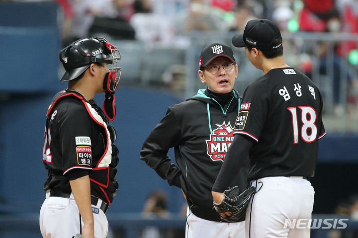 [서울=뉴시스] 권창회 기자 =16일 오후 서울 구로구 고척스카이돔에서 열린 2022 KBO 포스트시즌 준플레이오프 1차전 KT 위즈 대 키움 히어로즈의 경기, 2회 말 2사 1,2루에서 KT 이강철 감독이 김준완 타석때 마운드에 올라 엄상백과 대화하고 있다. 2022.10.16. kch0523@newsis.com