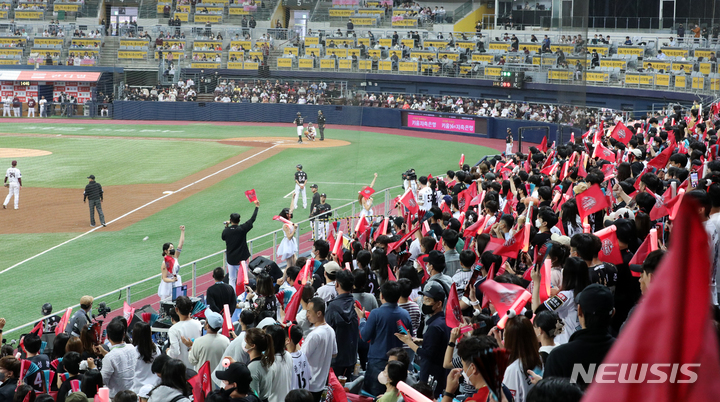 [뉴시스DB] 응원전 펼치는 KT 위즈 관중들.