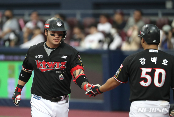 [서울=뉴시스] 김금보 기자 = 16일 오후 서울 구로구 고척스카이돔에서 열린 2022 KBO 포스트시즌 준플레이오프 1차전 KT위즈 대 키움 히어로즈의 경기, 7회초 무사 상황 KT 박병호가 1점 홈런을 친 뒤 더그아웃으로 향하며 강백호와 하이파이브 하고 있다. 2022.10.16. kgb@newsis.com