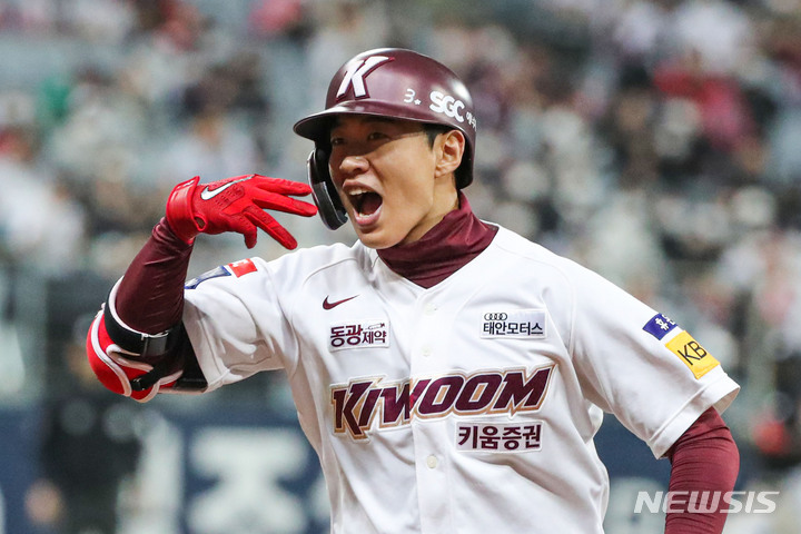 [서울=뉴시스] 권창회 기자 =16일 오후 서울 구로구 고척스카이돔에서 열린 2022 KBO 포스트시즌 준플레이오프 1차전 KT 위즈 대 키움 히어로즈의 경기, 8회 말 1사 1, 2루에서 키움 송성문이 1타점 적시타를 친 뒤 세리모니를 하고 있다. 2022.10.16. kch0523@newsis.com