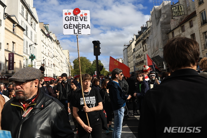 [파리=AP/뉴시스] 16일(현지시간) 프랑스 파리에서 시위대가 에너지 가격과 물가 상승에 항의하고 기후 변화에 반대하며 행진하고 있다. 시위대는 에마뉘엘 마크롱 정부에 대해 임금 인상과 인플레에 따른 조치 등을 요구하고 있다. 2022.10.17.