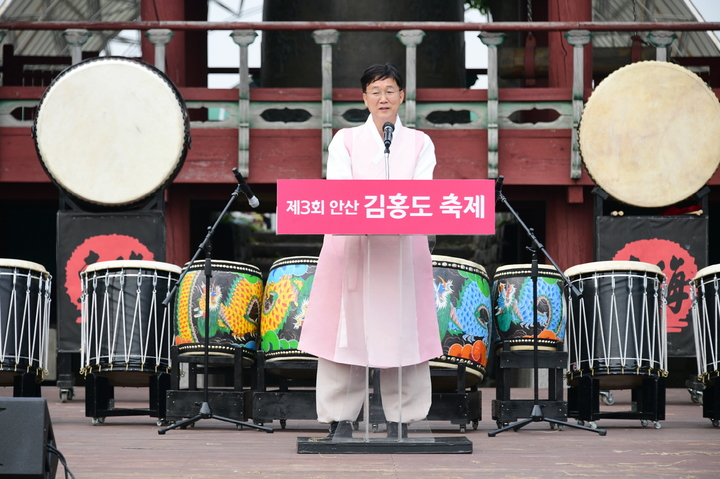 [안산=뉴시스] 이민근 경기 안산시장이 지난 14~16일 화랑유원지에서 열린 ‘제3회 김홍도 축제’에서 인사말을 하고 있다. (사진=안산시 제공) 2022.10.17. photo@newsis.com *재판매 및 DB 금지