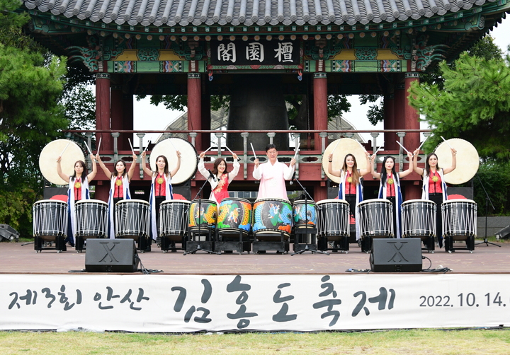 [안산=뉴시스] 지난 14~16일까지 경기 안산시 화랑유원지에서 열린 ‘제3회 김홍도 축제’에서 흥겨운 축제공연이 열리고 있다. (사진=안산시 제공) 2022.10.17. photo@newsis.com *재판매 및 DB 금지