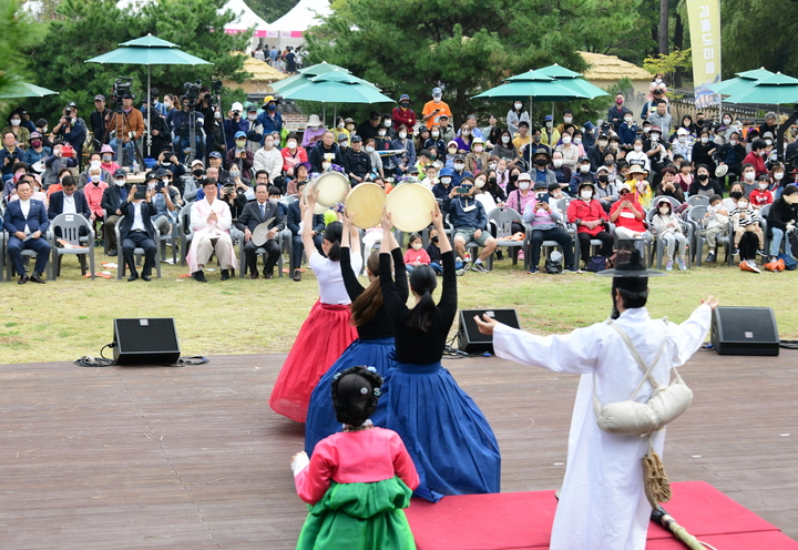 [안산=뉴시스] 지난 14~16일까지 경기 안산시 화랑유원지에서 열린 ‘제3회 김홍도 축제’에서 흥겨운 축제공연이 열리고 있다. (사진=안산시 제공) 2022.10.17. photo@newsis.com *재판매 및 DB 금지