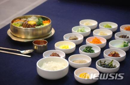 [전주=뉴시스]윤난슬 기자 = 전주대학교는 최근 올해로 제14회를 맞은 전주비빔밥 축제와 관련, 조리 워크숍을 진행해 큰 호응을 얻었다고 17일 밝혔다.(사진=전주대 제공) 