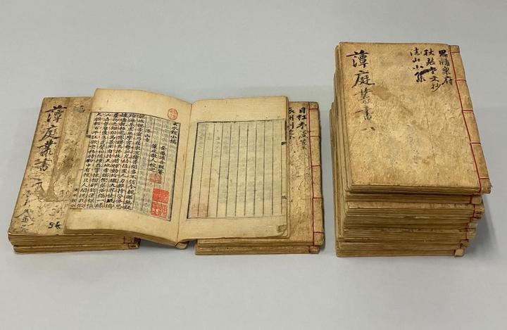 [서울=뉴시스] 한국문학관 소장 '담정총서' 32권 16책' (사진=국립한국문학관 제공) 2022.10.17. photo@newsis.com *재판매 및 DB 금지