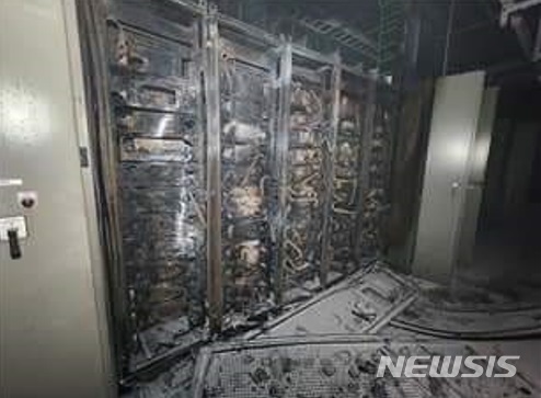[서울=뉴시스]지난 15일 화재 사고가 발생한 경기 성남 SK C&C 판교 데이터센터 화재 현장. 리튬이온 배터리 렉 5기가 소실되어 있다. (사진=이기인 경기도의원실 제공)