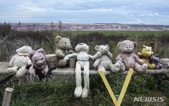 [루에체라트( 독일)= AP/뉴시스] 독일 서부의 탄광 마을 루에체레트 부근의 노천 광산에서 가르츠바일러 탄광회사가 지난 해 10월 16일 기계를 이용해 갈탄을 채굴하고 있다. 환경운동가들은 광산확장으로 철거될 루에체라트 마을 담위에 곰인형들을 올려놓고 항의시위에 나섰다.&nbsp; 