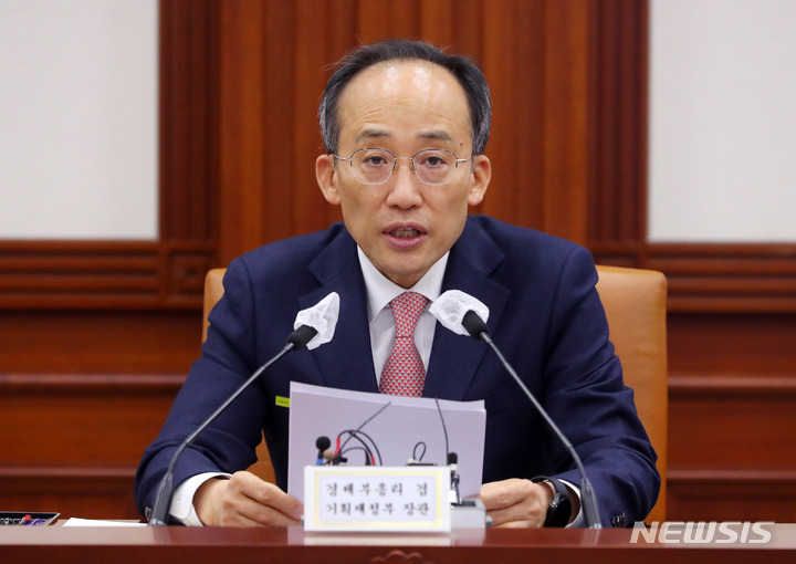 [서울=뉴시스] 배훈식 기자 = 추경호 경제부총리 겸 기획재정부 장관이 17일 오전 서울 종로구 정부서울청사에서 열린 경제 규제혁신 TF회의에 참석해 발언하고 있다. 2022.10.17. dahora83@newsis.com