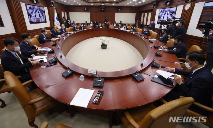 [서울=뉴시스] 배훈식 기자 = 추경호 경제부총리 겸 기획재정부 장관이 17일 오전 서울 종로구 정부서울청사에서 경제 규제혁신 TF회의를 주재하고 있다. 2022.10.17. dahora83@newsis.com