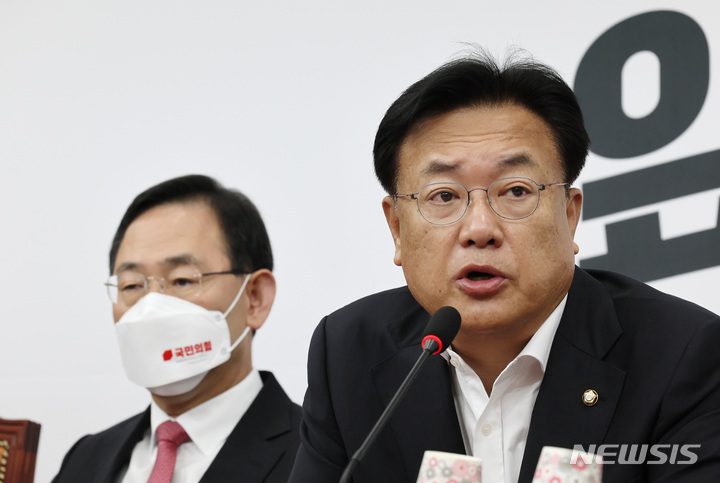 [서울=뉴시스] 전진환 기자 = 정진석 국민의힘 비상대책위원장이 17일 국회에서 열린 비상대책위원회의에 참석, 발언을 하고 있다. (공동취재사진) 2022.10.17. photo@newsis.com