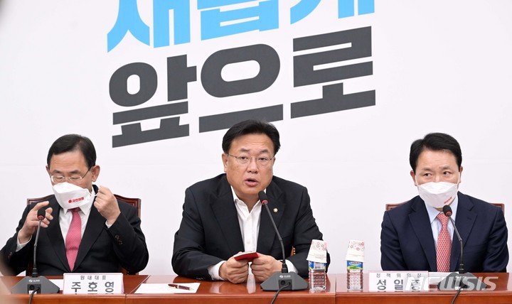 [서울=뉴시스] 전진환 기자 = 정진석 국민의힘 비상대책위원장이 17일 국회에서 열린 비상대책위원회의에 참석, 발언을 하고 있다. (공동취재사진) 2022.10.17. photo@newsis.com