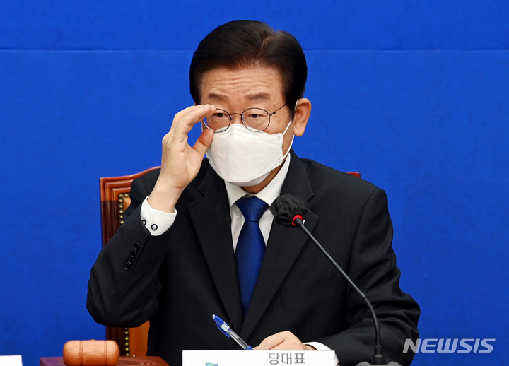 [서울=뉴시스] 고범준 기자 = 이재명 더불어민주당 대표가 17일 오전 서울 여의도 국회에서 열린 민주당 최고위원회의에서 안경을 고쳐쓰고 있다. (공동취재사진) 2022.10.17. photo@newsis.com