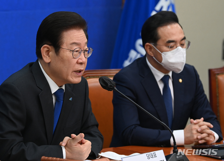 [서울=뉴시스] 고범준 기자 = 이재명 더불어민주당 대표가 17일 오전 서울 여의도 국회에서 열린 민주당 최고위원회의에서 발언을 하고 있다. (공동취재사진) 2022.10.17. photo@newsis.com