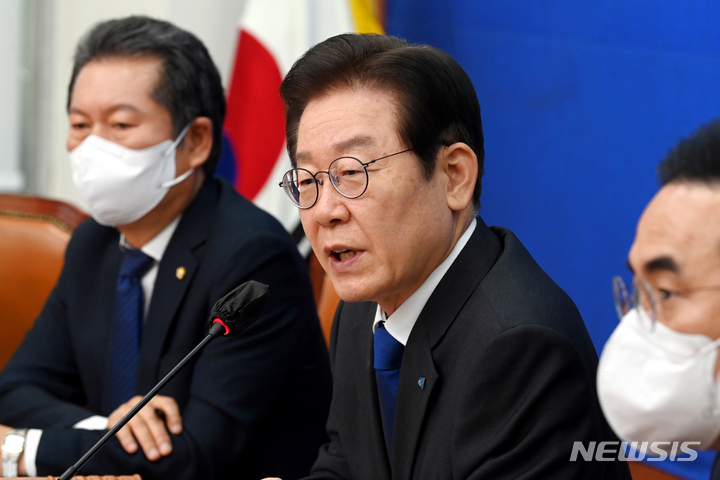 [서울=뉴시스] 고범준 기자 = 이재명 더불어민주당 대표가 17일 오전 서울 여의도 국회에서 열린 민주당 최고위원회의에서 발언을 하고 있다. (공동취재사진) 2022.10.17. photo@newsis.com