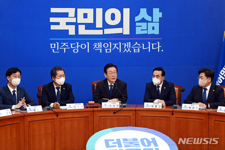 [서울=뉴시스] 고범준 기자 = 이재명 더불어민주당 대표가 17일 오전 서울 여의도 국회에서 열린 민주당 최고위원회의에서 발언을 하고 있다. (공동취재사진) 2022.10.17. photo@newsis.com