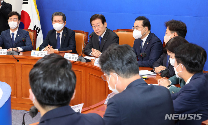 [서울=뉴시스] 고범준 기자 = 이재명 더불어민주당 대표가 17일 서울 여의도 국회에서 열린 최고위원회의에서 발언을 하고 있다. (공동취재사진) 2022.10.17. photo@newsis.com