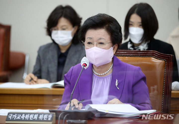 [서울=뉴시스] 김선웅 기자 = 이배용 국가교육위원장이 17일 서울 여의도 국회 교육위원회에서 열린 국가교육위원회에 대한 국정감사에서 의원 질의에 답변하고 있다. 2022.10.17. mangusta@newsis.com