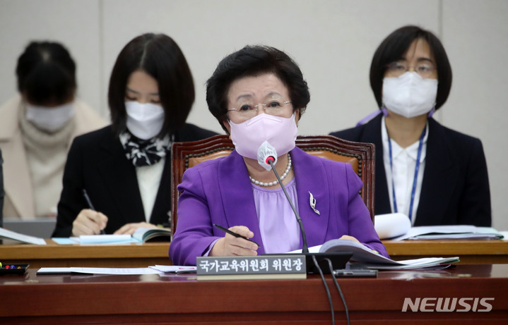 [서울=뉴시스] 김선웅 기자 = 이배용 국가교육위원장이 17일 서울 여의도 국회 교육위원회에서 열린 국가교육위원회에 대한 국정감사에서 의원 질의에 답변하고 있다. 2022.10.17. mangusta@newsis.com