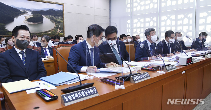 [서울=뉴시스] 최진석 기자 = 정기환 한국마사회 회장, 이병호 한국농어촌공사 사장, 이종순 농림수산식품교육문화정보원 원장 등의 피감기관 기관장들이 17일 서울 여의도 국회에서 열린 농림축산식품해양수산위원회의 한국마사회, 농어촌공사 등의 국정감사에 출석해 있다. (공동취재사진) 2022.10.17. photo@newsis.com