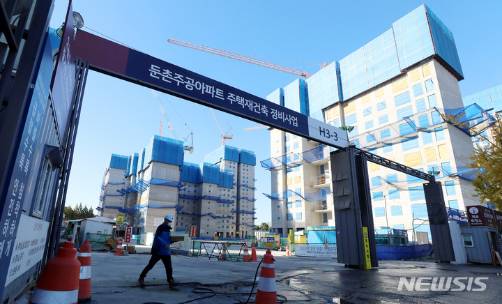 [서울=뉴시스] 추상철 기자 = 17일 오전 서울 강동구 둔촌주공 재건축 공사가 재개되고 있다. 2022.10.17. scchoo@newsis.com