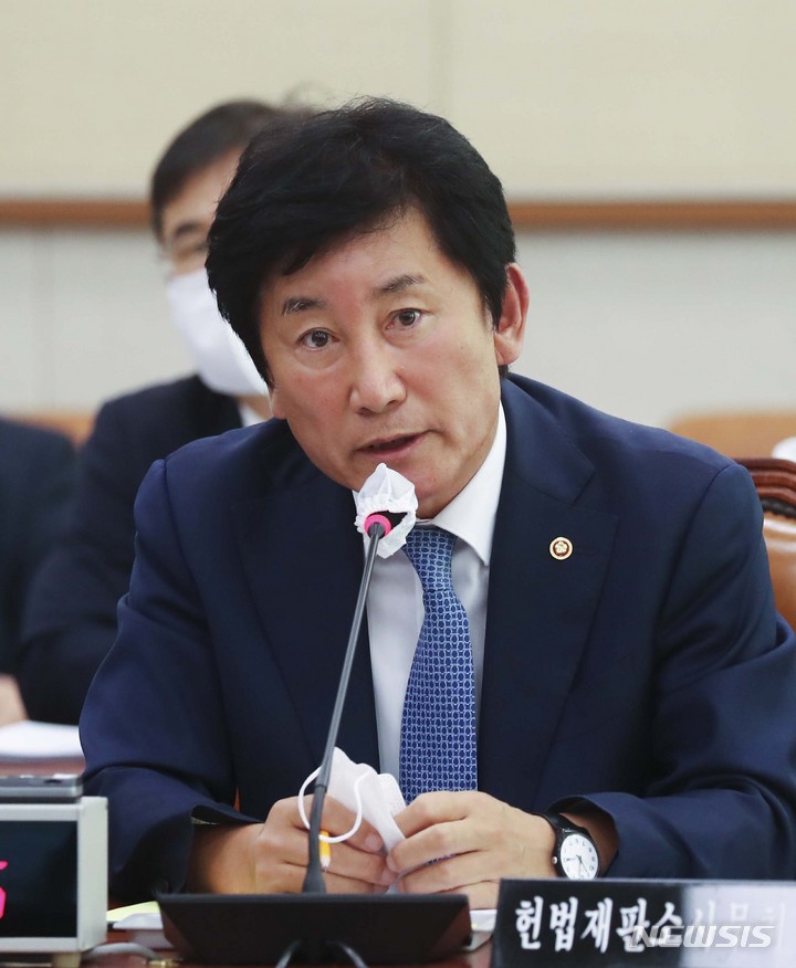 [서울=뉴시스] 전진환 기자 = 박종문 헌법재판소 사무처장이 17일 서울 여의도 국회 법사위회의실에서 열린 헌법재판소 국정감사에 출석해 의원 질의에 답하고 있다. (공동취재사진) 2022.10.17. photo@newsis.com
